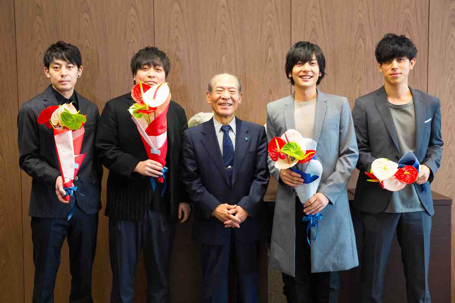 flumpoolと塩崎均学長（中央）。（撮影：森好弘）