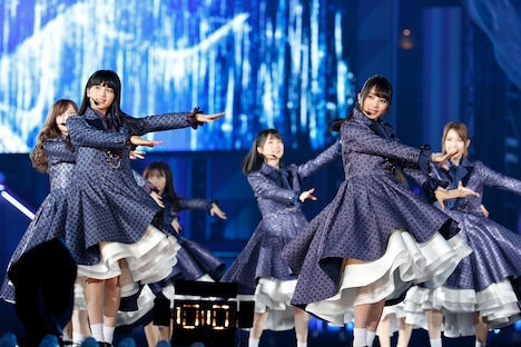 手前左から大園桃子、与田祐希。