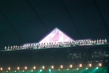 舞台セットの最上部に上った乃木坂46メンバー。