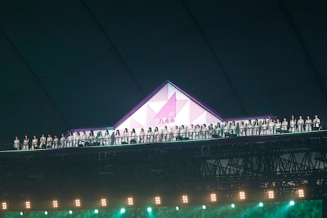舞台セットの最上部に上った乃木坂46メンバー。