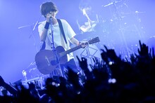 藤原基央（Vo, G）（撮影：古溪一道）