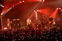 「BUMP OF CHICKEN TOUR 2017-2018 PATHFINDER」東京・新木場STUDIO COAST公演の様子。（撮影：古溪一道）