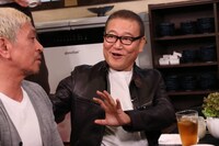 左から松本人志、國村隼。(c)フジテレビ