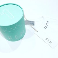 日本武道館の展示会場で限定発売される「【SO STAY】SPECIAL BOX」。