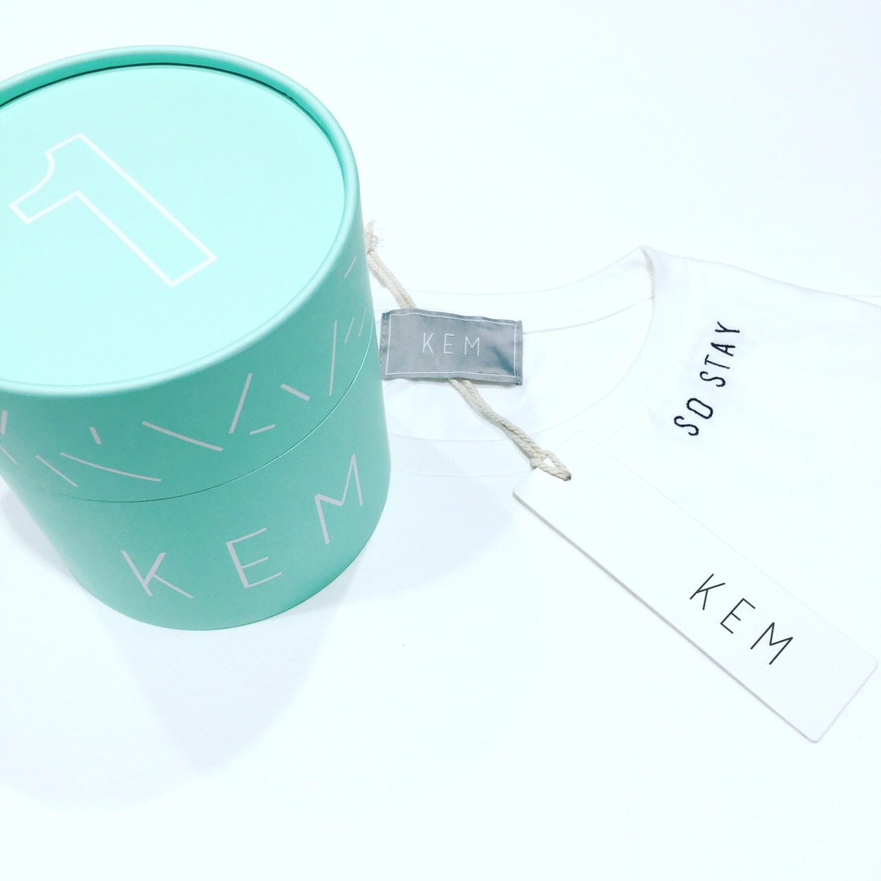 日本武道館の展示会場で限定発売される「【SO STAY】SPECIAL BOX」。
