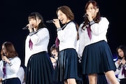 人気画像4位は「上り続ける乃木坂46、初東京ドームで見据えたさらなる高み『もっとすごい所へ』」より、左から生田絵梨花、生駒里奈、星野みなみ。