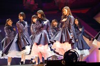 人気画像3位は「上り続ける乃木坂46、初東京ドームで見据えたさらなる高み『もっとすごい所へ』」より、手前左から堀未央奈、西野七瀬、白石麻衣。