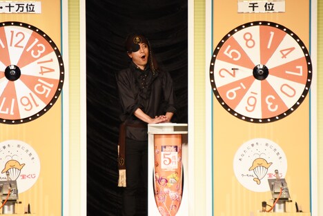 矢が放たれた直後の岸田メル。