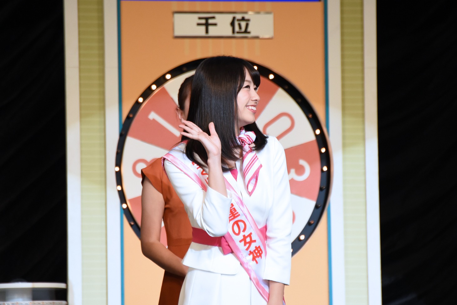 ファンの声に耳を傾ける佐々木彩夏。