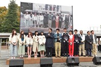 Little Glee Monsterと「陸王」の出演者たち。 (c)TBS