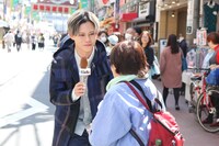 道行く人にインタビューするカイ。