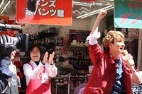 「メンズ赤パンツ館」でレポートするユーキ。