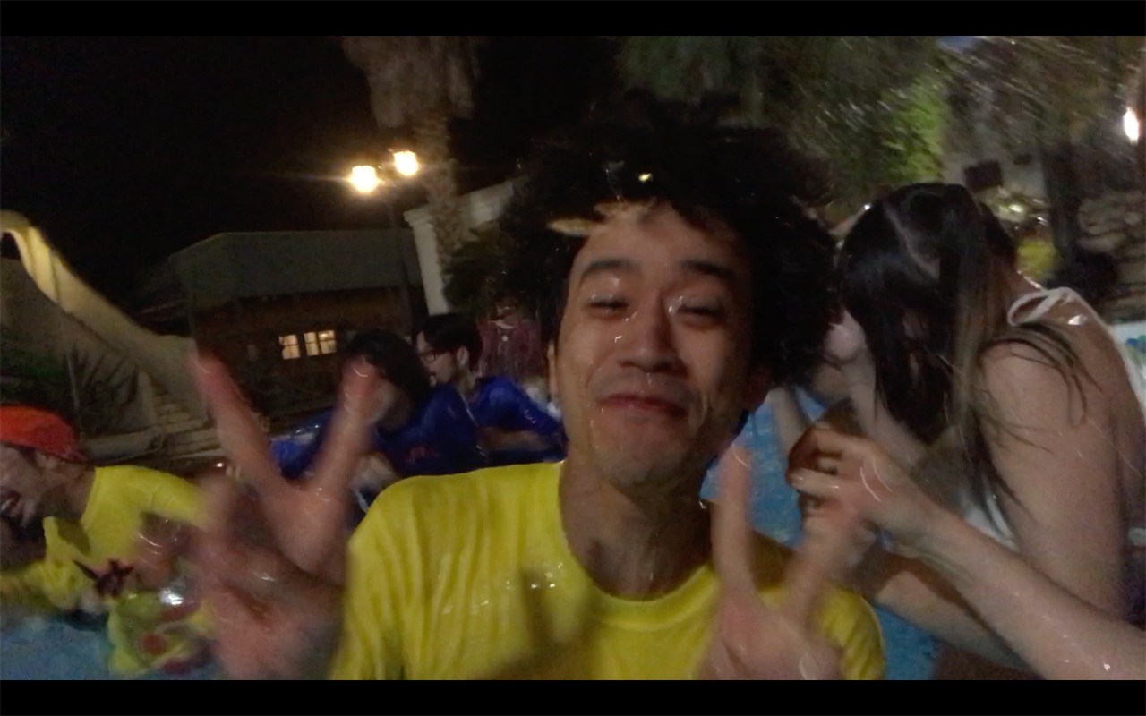 どついたるねん「おならぷーぷーセッション feat. ZEN-LA-ROCK, ZOMBIE-CHANG」ミュージックビデオのワンシーン。