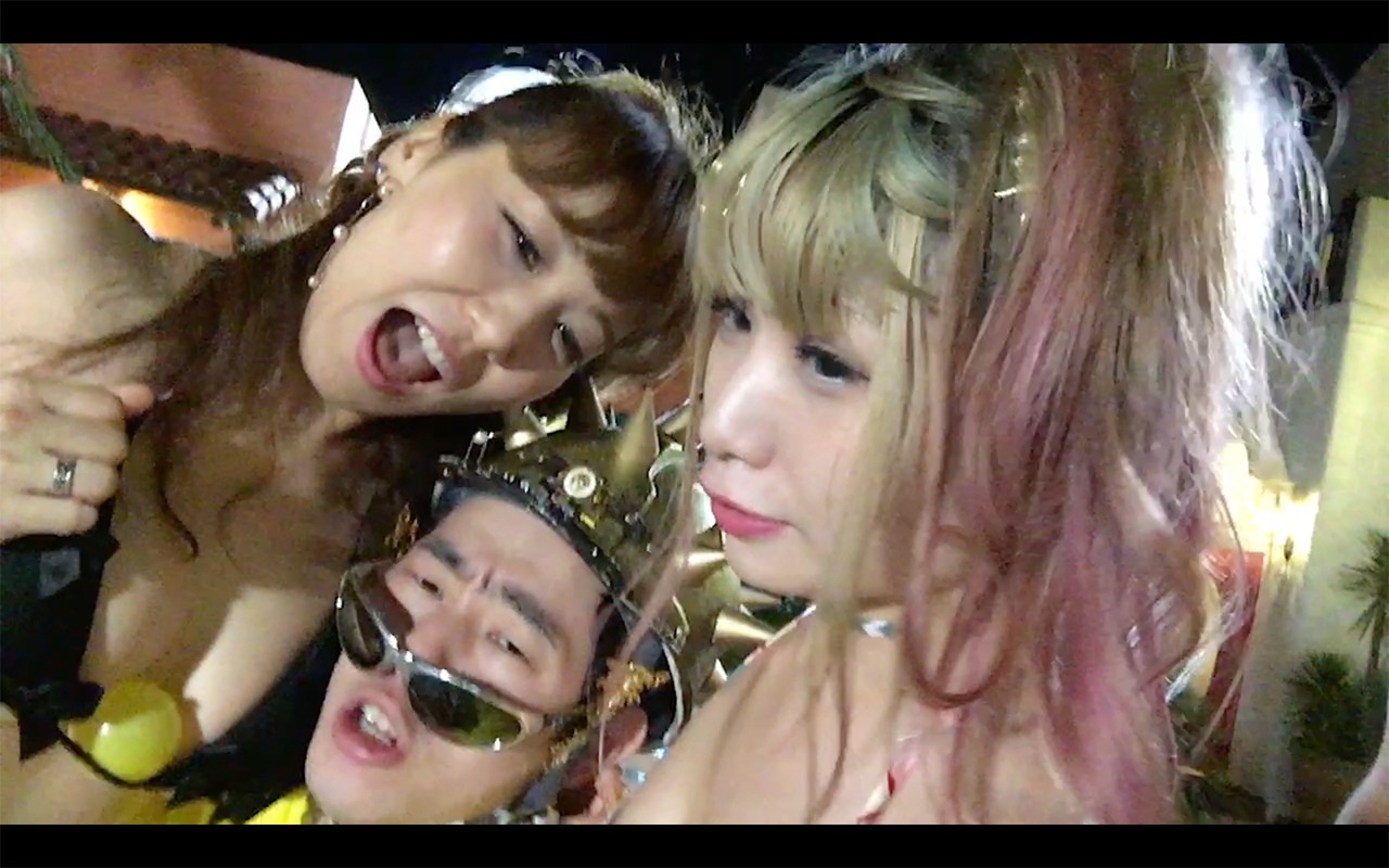 どついたるねん「おならぷーぷーセッション feat. ZEN-LA-ROCK, ZOMBIE-CHANG」ミュージックビデオのワンシーン。
