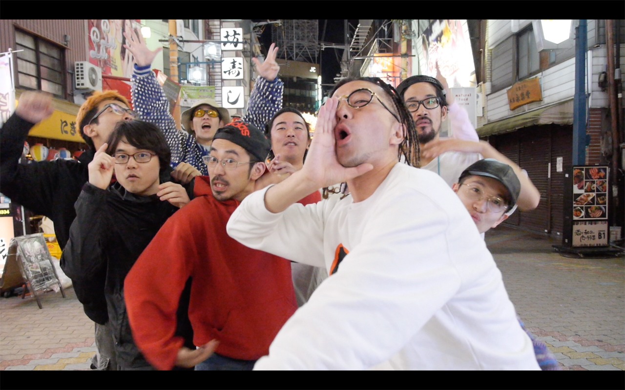 どついたるねん「おならぷーぷーセッション feat. ZEN-LA-ROCK, ZOMBIE-CHANG」ミュージックビデオのワンシーン。