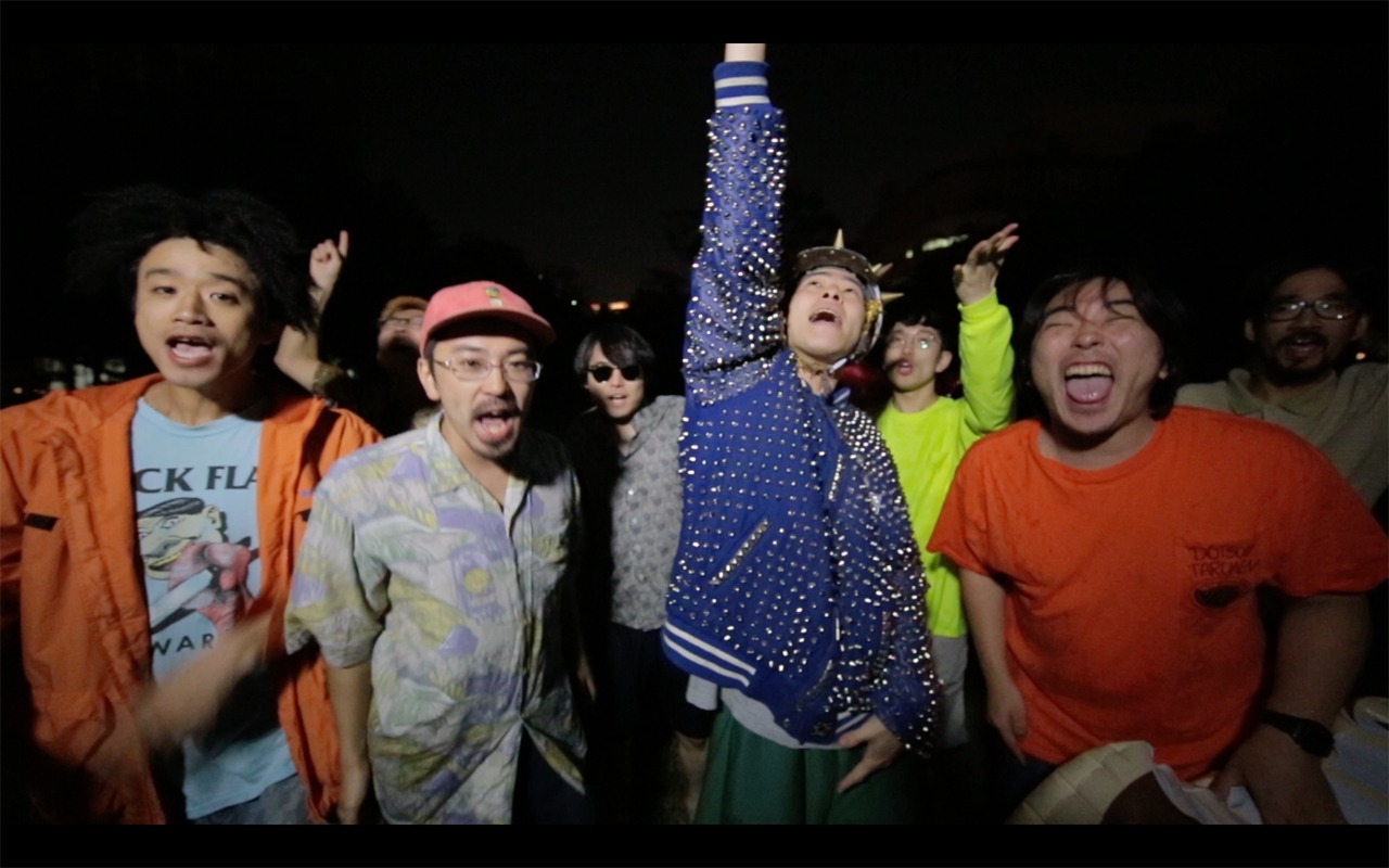 どついたるねん「おならぷーぷーセッション feat. ZEN-LA-ROCK, ZOMBIE-CHANG」ミュージックビデオのワンシーン。