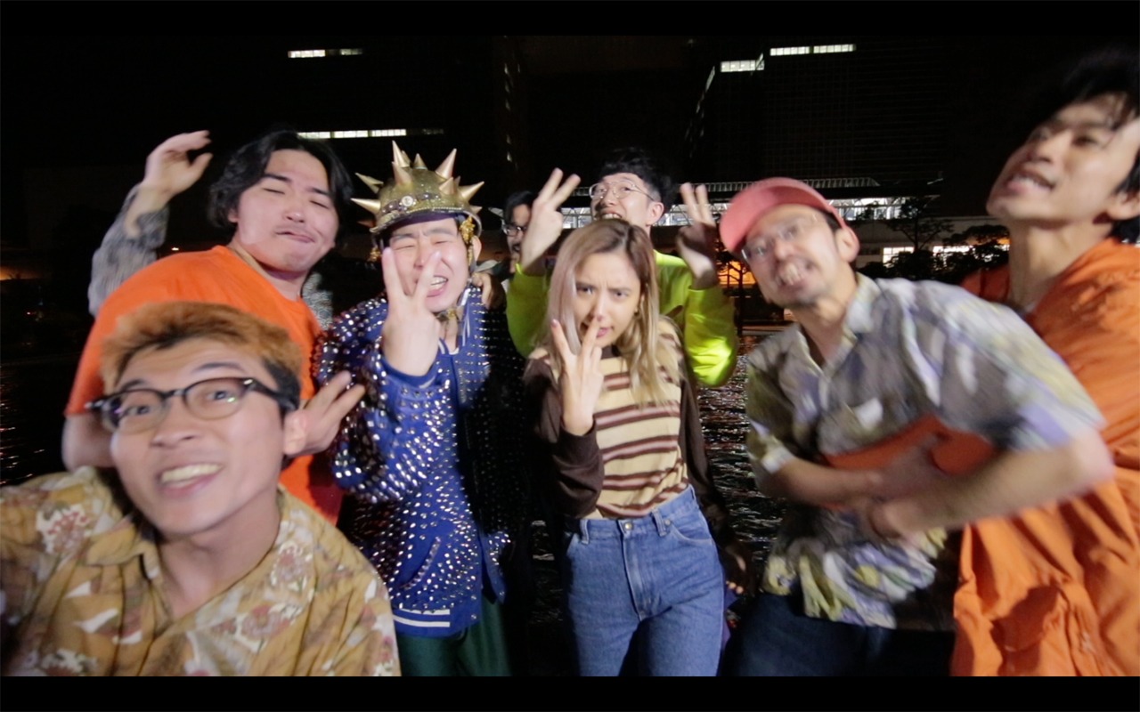 どついたるねん「おならぷーぷーセッション feat. ZEN-LA-ROCK, ZOMBIE-CHANG」ミュージックビデオのワンシーン。