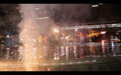 どついたるねん「おならぷーぷーセッション feat. ZEN-LA-ROCK, ZOMBIE-CHANG」ミュージックビデオのワンシーン。