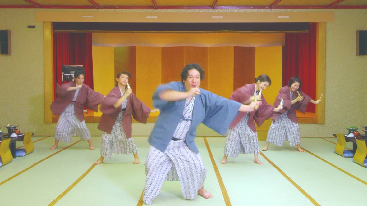 「パピコ」を手に踊る岡崎体育。