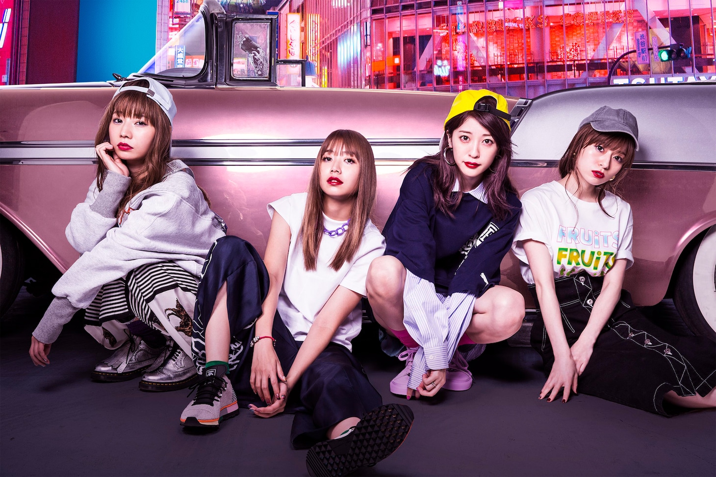 SILENT SIREN。左があいにゃん（B）。