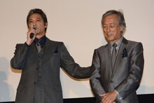 左から加藤雅也、岩城滉一。