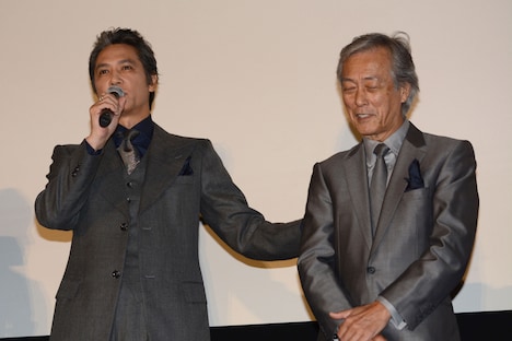 左から加藤雅也、岩城滉一。