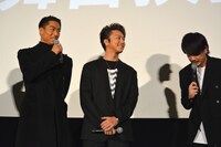 AKIRA（左）に感謝を述べる青柳翔（右）。