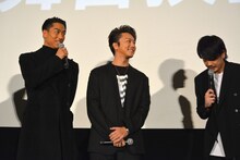 AKIRA（左）に感謝を述べる青柳翔（右）。