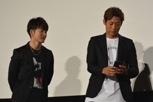 スマートフォンで写真を撮り始める黒木啓司（右）。