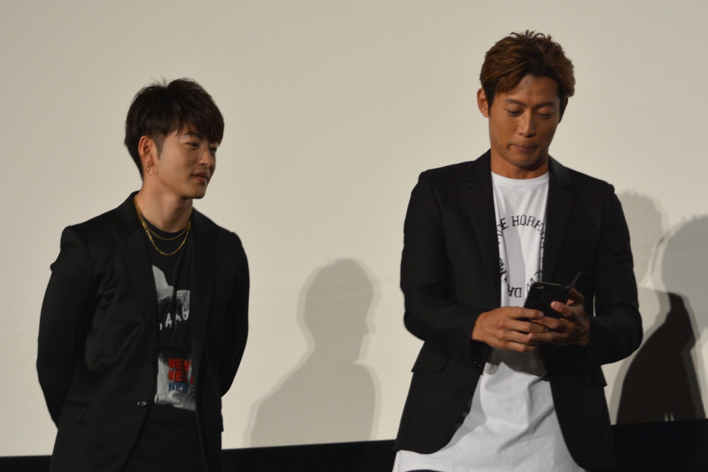 スマートフォンで写真を撮り始める黒木啓司（右）。