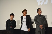 電話を鳴らしてしまった黒木啓司（中央）。