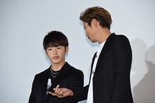 雑談する佐野玲於（左）と黒木啓司（右）。