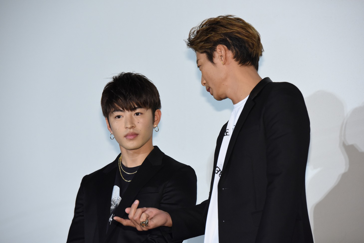 左から佐野玲於、黒木啓司。