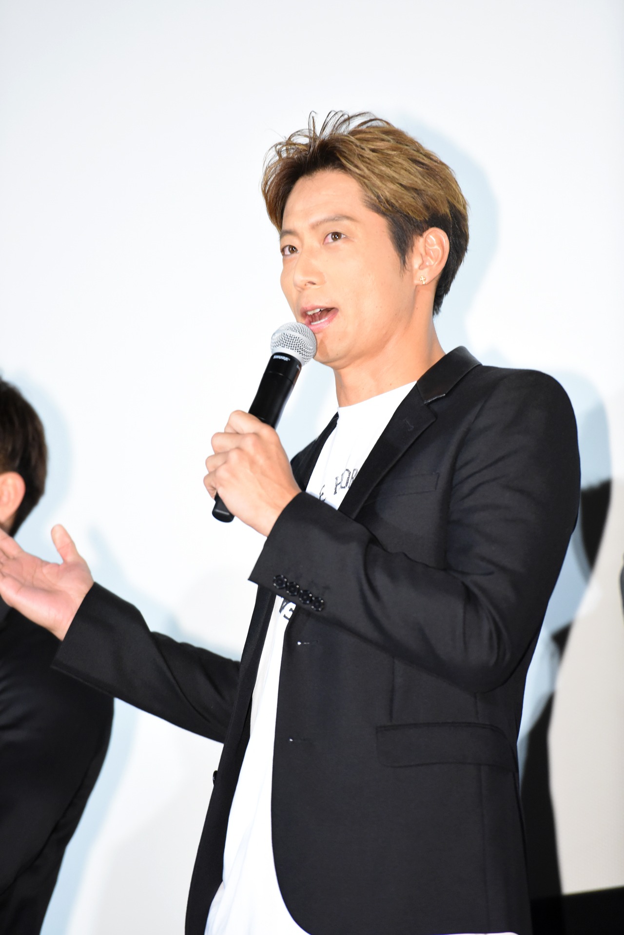 「パーリータイム！」を披露する黒木啓司。