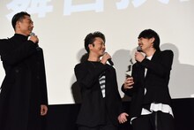 左からAKIRA、TAKAHIRO、青柳翔。