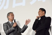 左から岩城滉一、AKIRA。