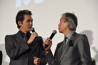 左から加藤雅也、岩城滉一。
