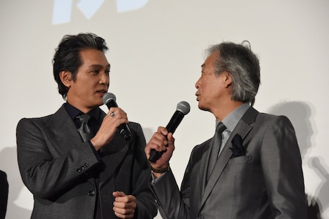 左から加藤雅也、岩城滉一。