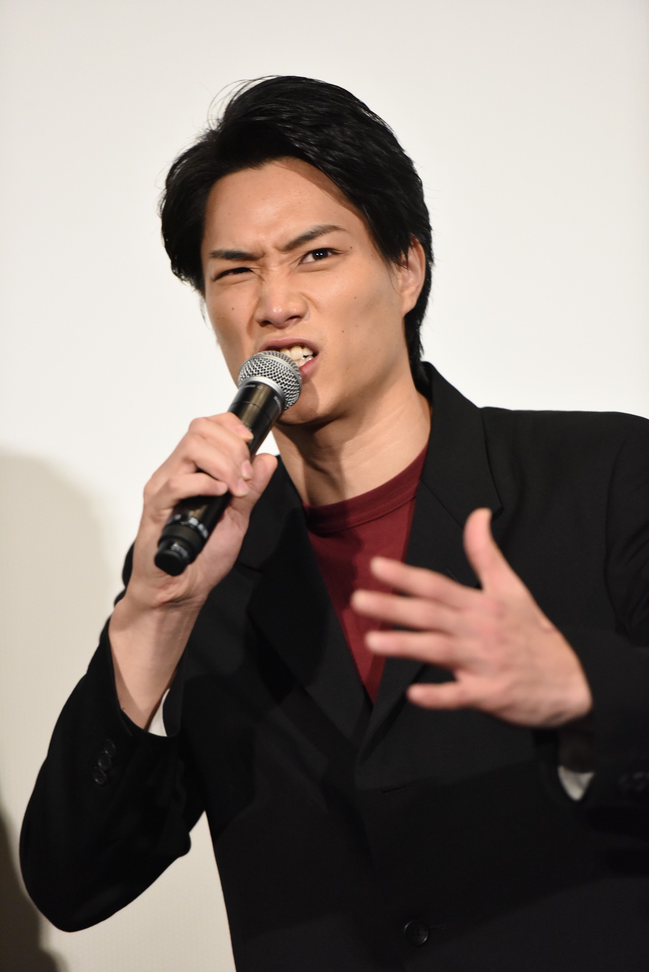 映画の中でダッシュする場面の撮影方法を説明する鈴木伸之。