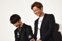 左から佐野玲於、黒木啓司。