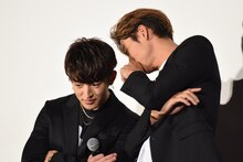 雑談する佐野玲於（左）と黒木啓司（右）。