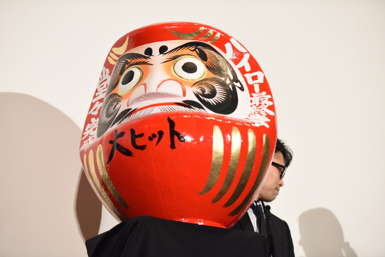 TAKAHIROが文字を入れた達磨。