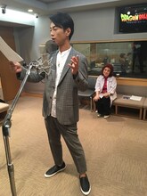 アフレコをする氷川きよしと、それを見守る野沢雅子。