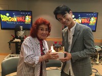 氷川きよしからバースデーケーキを受け取る野沢雅子。81歳を迎えた。