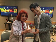 氷川きよしからバースデーケーキを受け取る野沢雅子。81歳を迎えた。