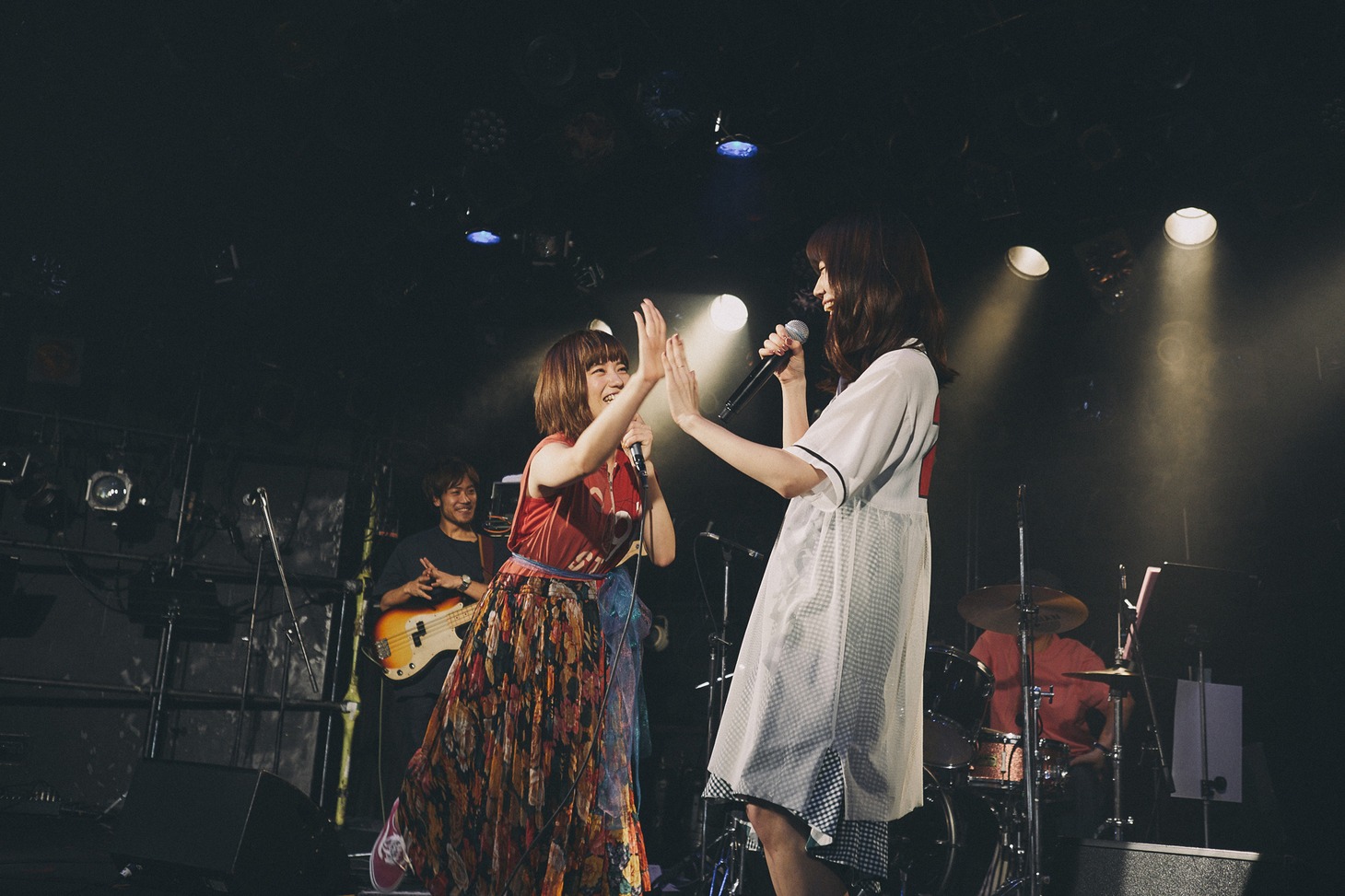MICO（SHE IS SUMMER）と池田智子（Shiggy Jr.）。（撮影：八木咲）