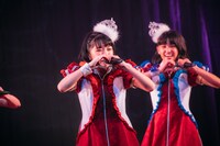 上田理子（左）（Photo by Ray Otabe）