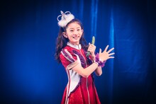 きゅうりを持って踊る瀬田さくら。（Photo by Ray Otabe）