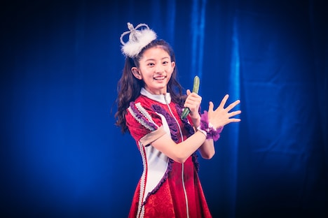 きゅうりを持って踊る瀬田さくら。(Photo by Ray Otabe)