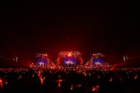 「東方神起 LIVE TOUR 2017 ～Begin Again～」北海道・札幌ドーム公演の様子。